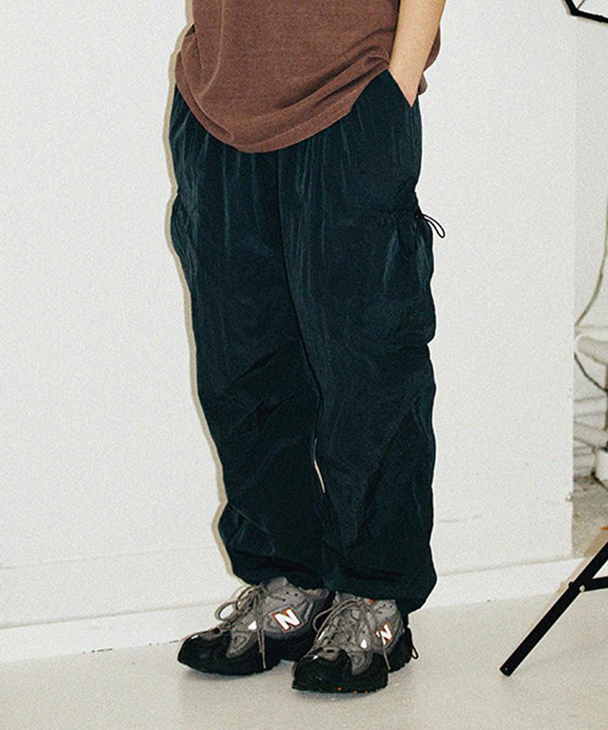 CONICHIWA BONJOUR Shirred Nylon Cargo Pants (Black)