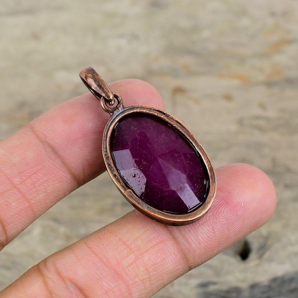 Fasetowany wisiorek z rubinu kaszmirskiego, wisiorek z miedzi elektroformowanej, biżuteria z prawdziwych kamieni szlachetnych, elegancki wisiorek, ręcznie robiona biżuteria miedziana, prezenty dla matki