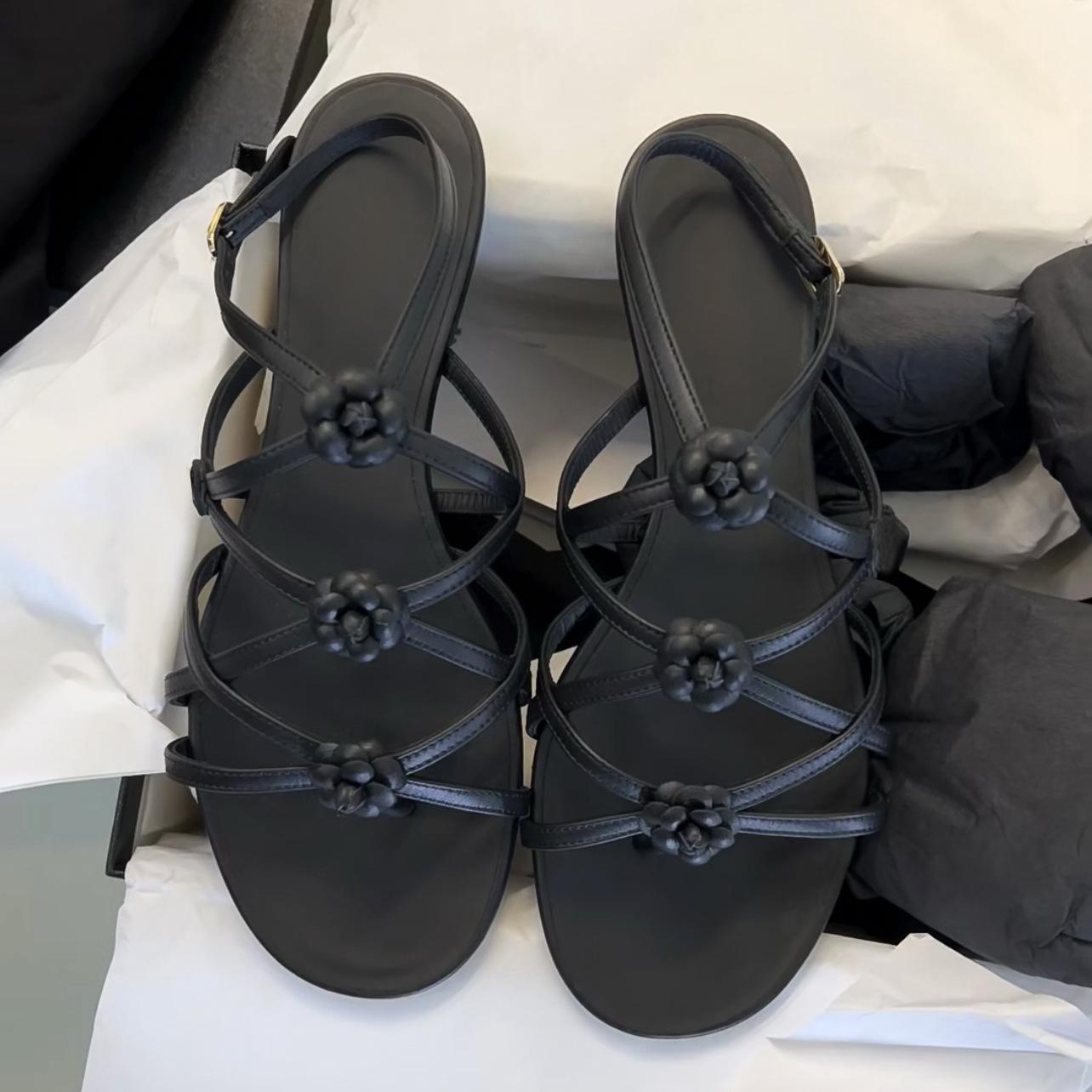

Модные цветочные сандалии Плоские римские сандалии Женские летние новые римские туфли в стиле феи Полые модные сандалии для женщин Роскошные сандалии 35 чёрный