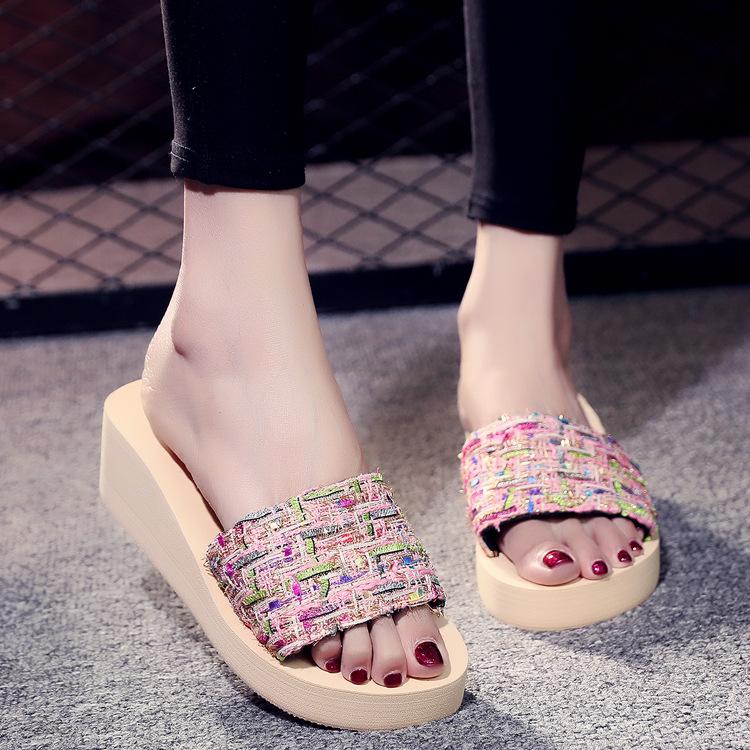 

Новая модная однословная радужная полосатая плетеная танкетка, крутые тапочки, летняя повседневная удобная пляжная обувь для модных женщин 40