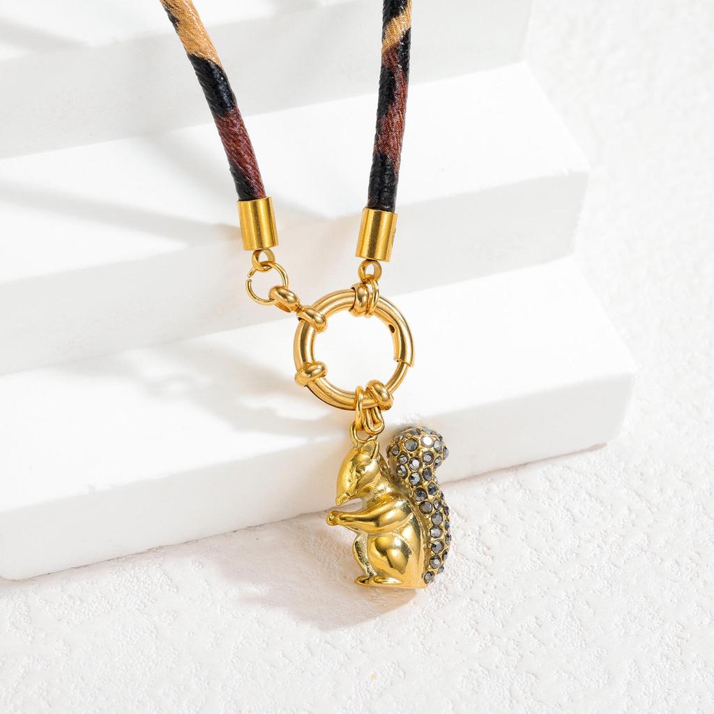 Křičící veverka s diamantovým zdobením na koženém chokru - Evropský a americký trendy design