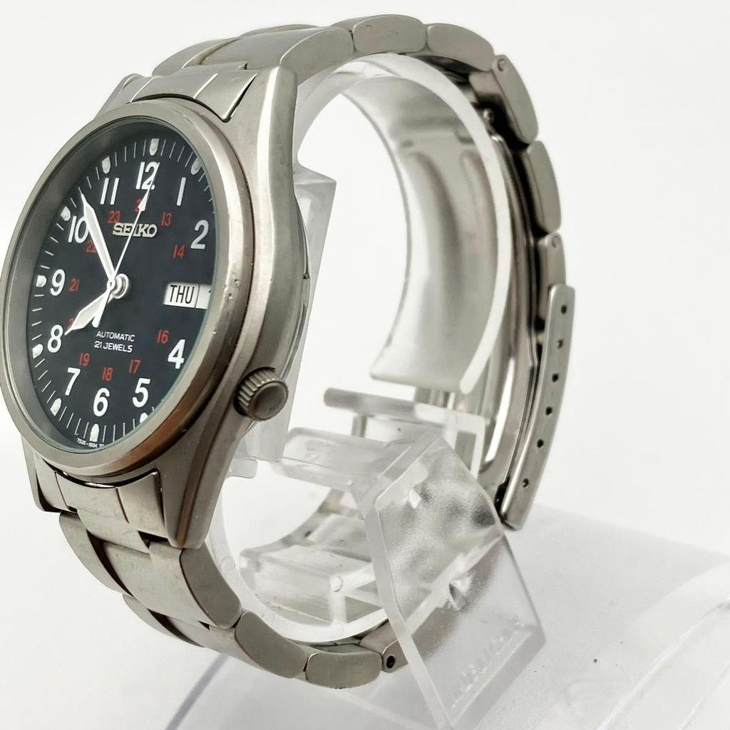 Used In good working condition SEIKO automatic men's wristwatch navy dial back skid