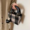 Jesienna i zimowa niszowa wełniana mała torba, prosta i wszechstronna torba na ramię na jedno ramię, torba retro w kratę księżnej Diany