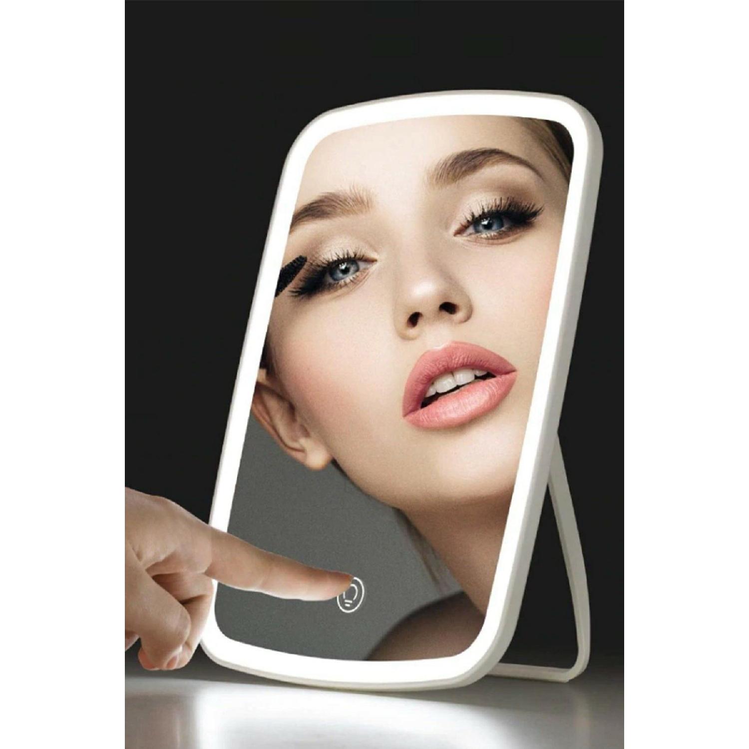 

Настільне сенсорне дзеркало для макіяжу з білим світлодіодним підсвічуванням