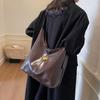 Retro Bag Women's Large-capacity New Versatile Casual Shoulder Messenger Bag Commuter Tote Bag