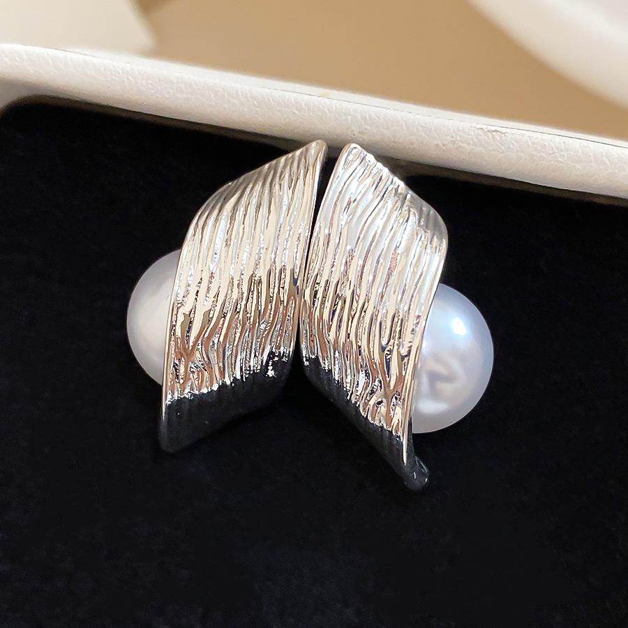 Vintage Brushed Texture Earrings for Women Irregular Geometric Pearl Stud Earrings Fashion Exquisite Banquet Party Jewelry Gifts