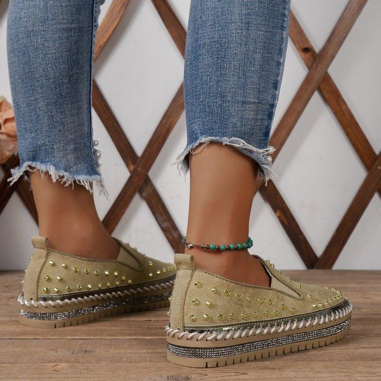 Chaussures simples décontractées de grande taille pour femmes 2024 printemps nouvelles chaussures à semelles épaisses et plates à rivets pour femmes à la mode