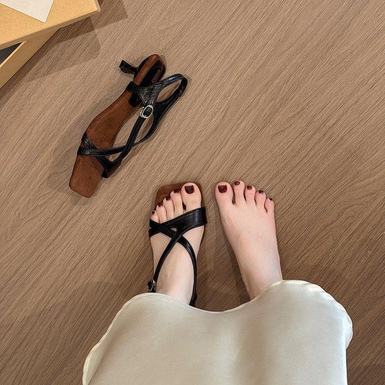 Tempérament jupe boucle un mot sandales à bout carré ouvert été pour femmes style fée français beau petits talons de 3 cm