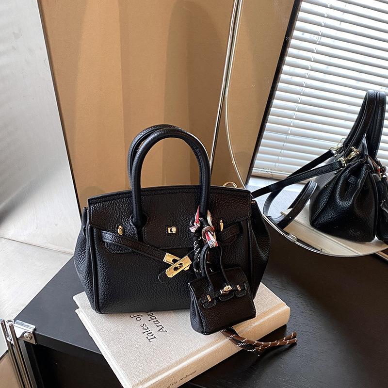 

Преміальна легка розкішна портативна платинова сумка жіноча нішева дизайнерська жіноча сумка 2025 осінь та зима нова трендова сумка через плече