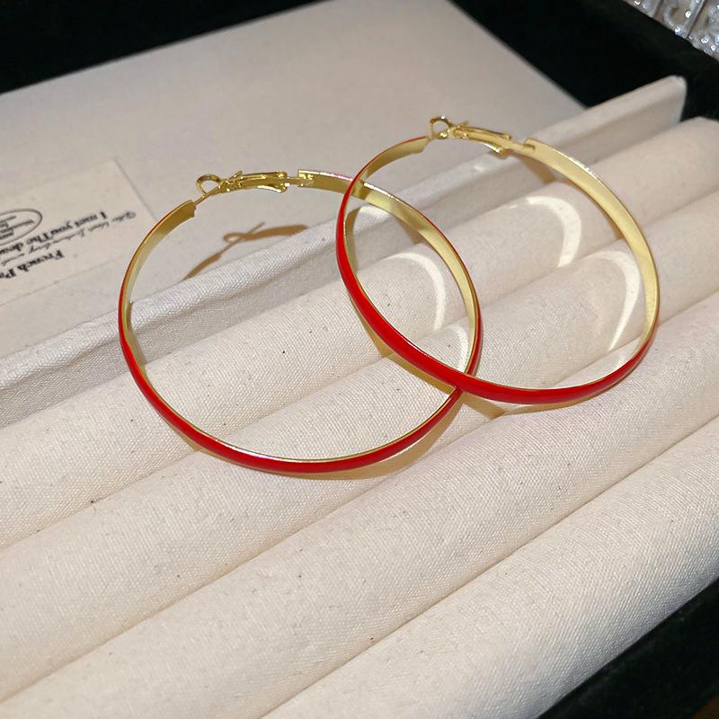 Boucles d'oreilles créoles Ankara Red Silver Needle Drip Oil: Style Rétro Hong Kongais pour Femmes, Polyvalent, avec un Design Unique.