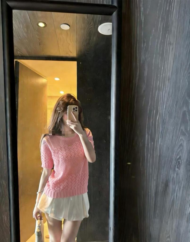 European High-Quality Metal Logo Knit Top - Short Sleeve, Round Neck, Casual & Versatile Design for Women