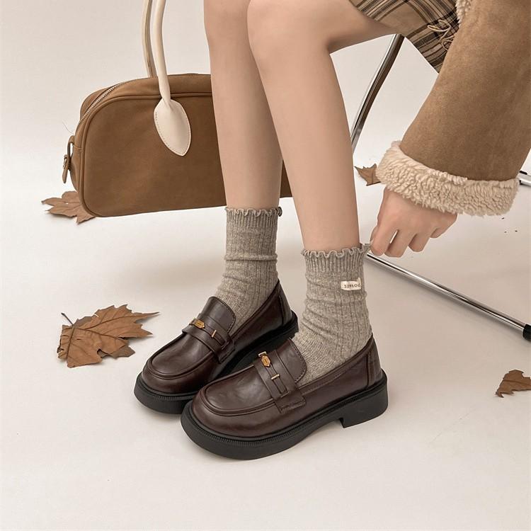 Britischer Stil Retro braune Plateau kleine Lederschuhe Damen 2025 neu Frühling und Herbst vielseitige Ein-Pedal französische Loafer
