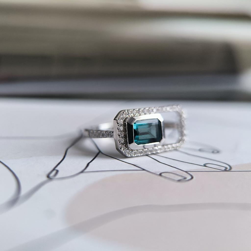 Серебряное кольцо с топазом Лондон Блю 1.313ct, фианитами, вес изделия 2,9 гр (2204749)
