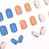 24 Stück Blau mit orangefarbener Nagelkunst, süßes kleines frisches Blumenmuster, modische und süße kurze künstliche Nägel zum Tragen.
