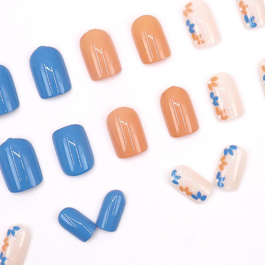 24 Stück Blau mit orangefarbener Nagelkunst, süßes kleines frisches Blumenmuster, modische und süße kurze künstliche Nägel zum Tragen.