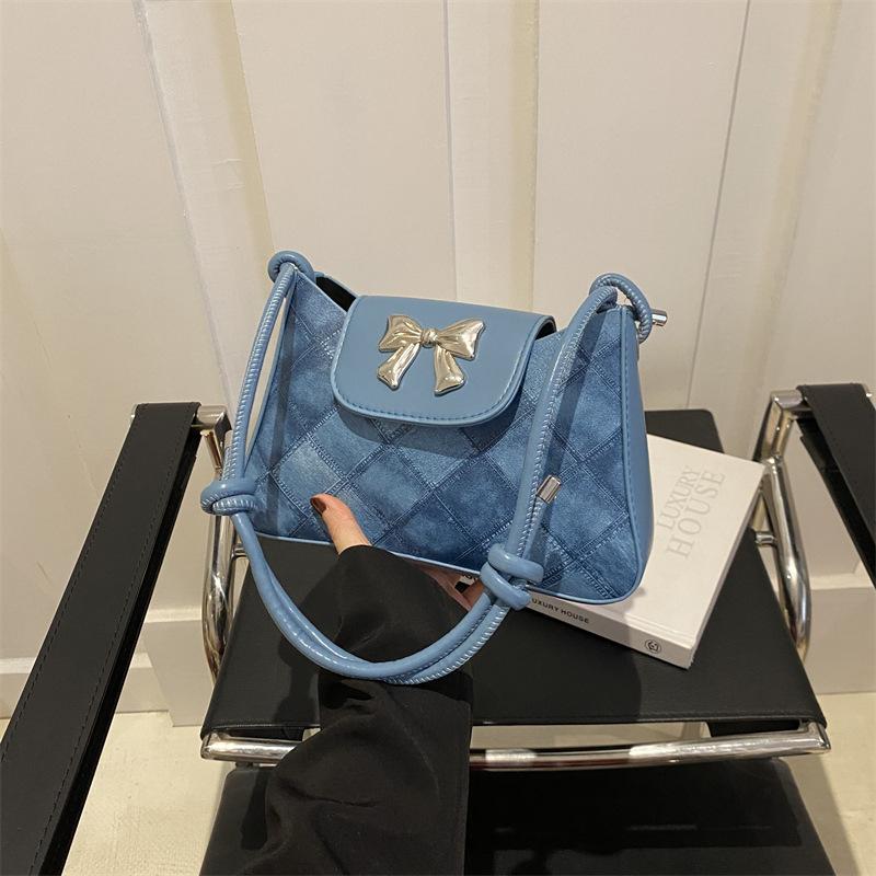 

2024 new bag women s foreign style fashion simple shoulder bag Korean version casual small square bag niche design popular bag синій