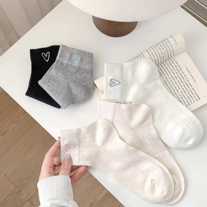 1 Pairs Embroidered Medium Length Socks Women's Autumn Fashion Love Fresh Sweat Absorbing Breathable Black White Girl Socks
