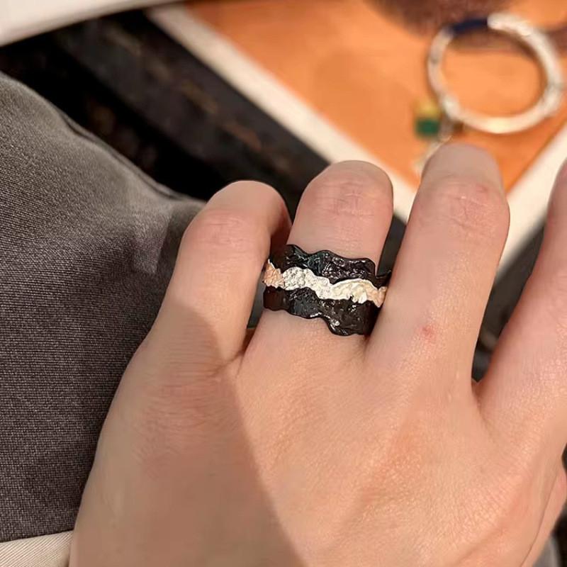 Black Modern Minimalist Ring With Chic Foil Texture Design For Everyday Elegance And Versatility