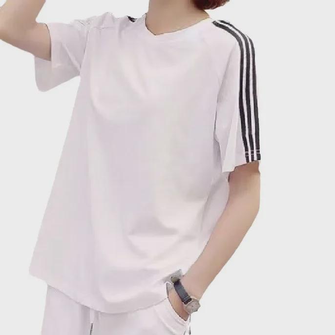 Dámská letní ležérní sportovní souprava 2024: Top s krátkým rukávem a trendy volné šortky se třemi pruhy na běhání