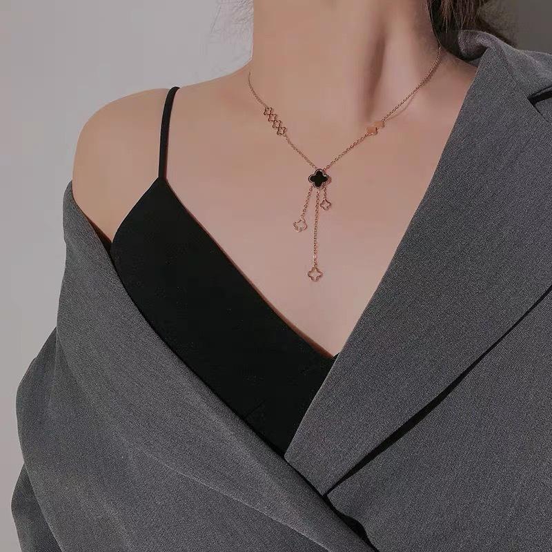 Titanstahl Vierblättriges Kleeblatt Anhänger Halskette mit Quasten Kette - Elegantes Hip-Hop Stil Accessoire für Damen