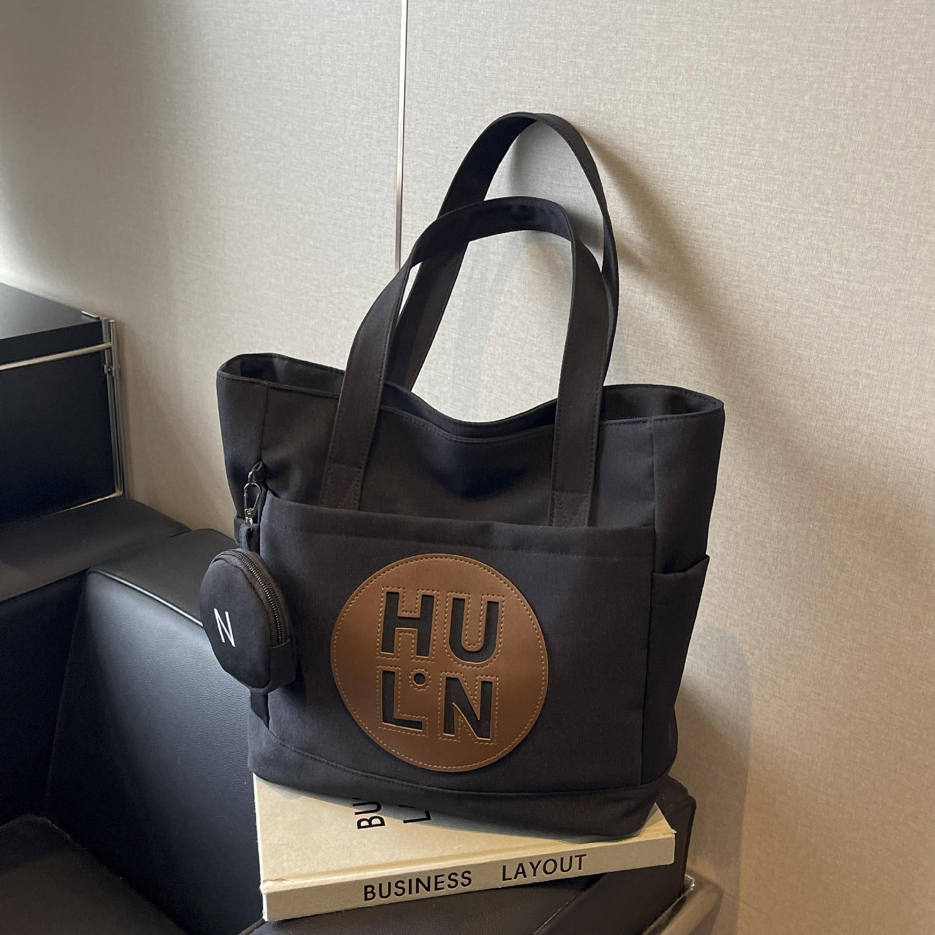 

Тисненый логотип большими буквами, полый однотонный винтажный холщовый мешок, сумка 2024 новая зимняя универсальная сумка-тоут, сумка через плечо чёрный