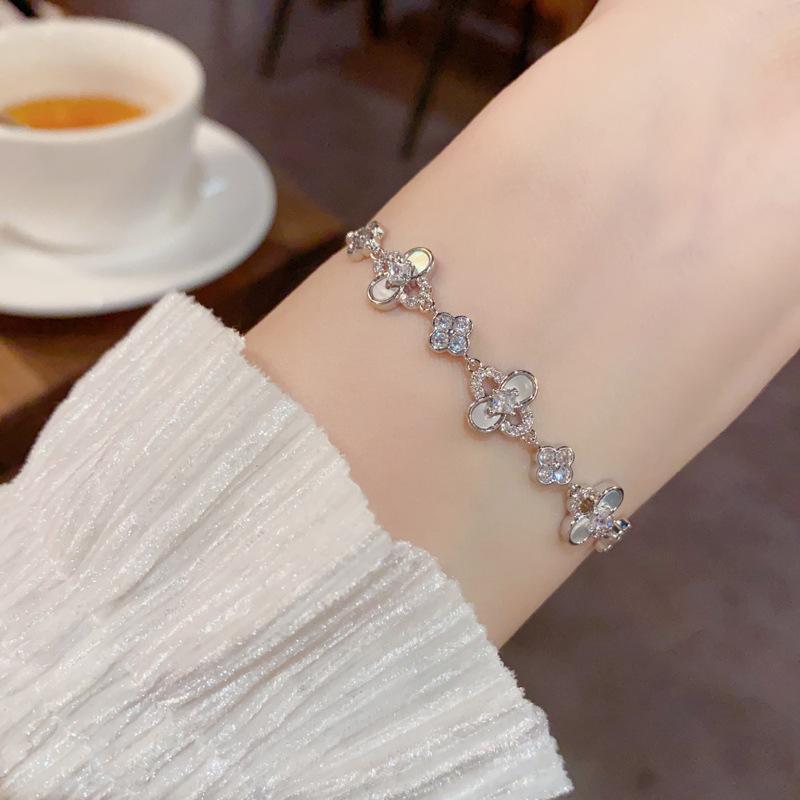 Exquisite Vintage Fashionable Luxurious Zircon Four-Leaf Flower Pull-Out Bracelet Simple Elegant Unique Design Women's Gift.