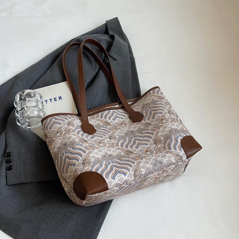 

2024 summer new simple fashion shoulder messenger bag fashionable retro tote bag simple fashion commuter bag women Without pendant коричневий