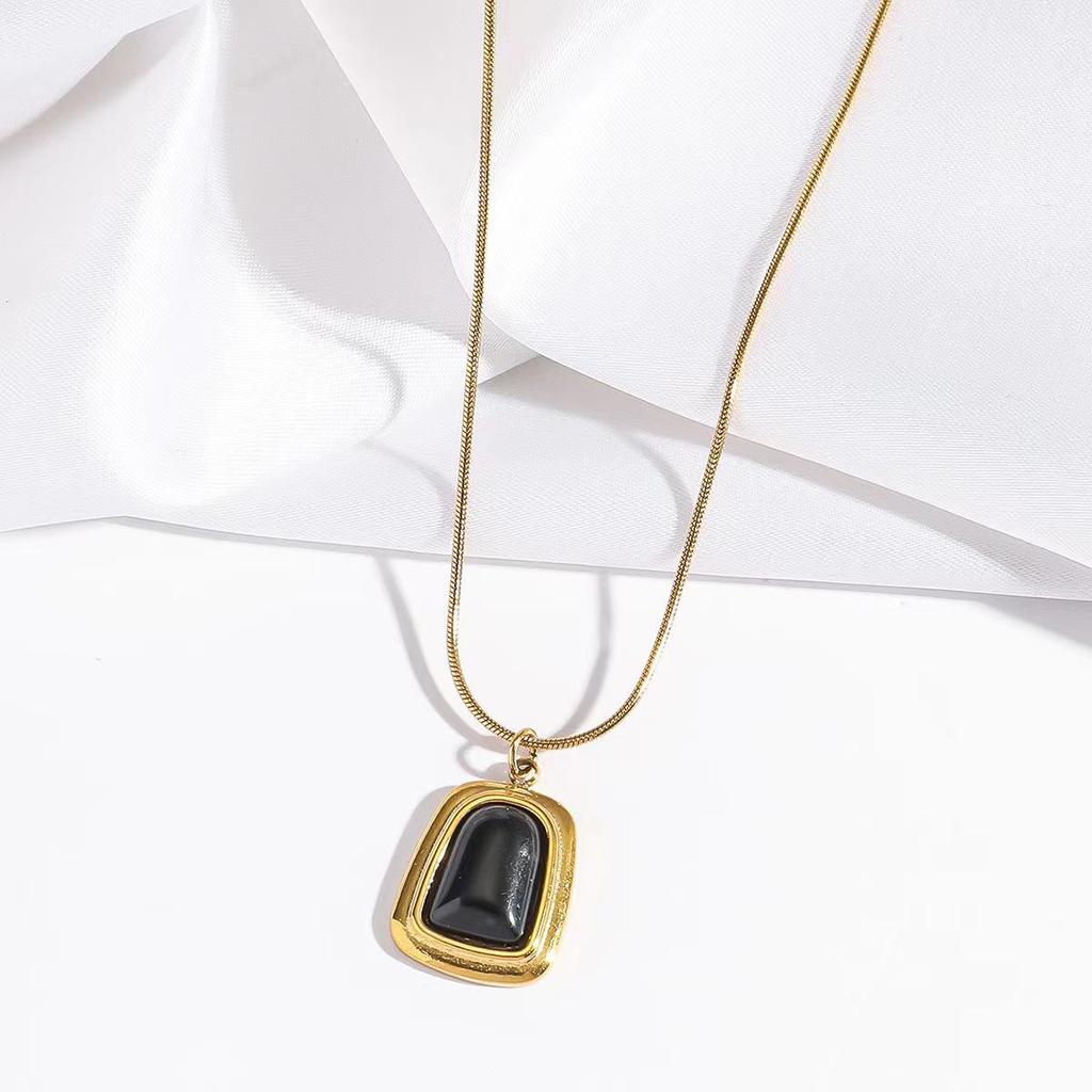 Women's Vintage Square Cat's Eye Stone Necklace, Titanium Steel Simple Fashion French Clavicle Chain.