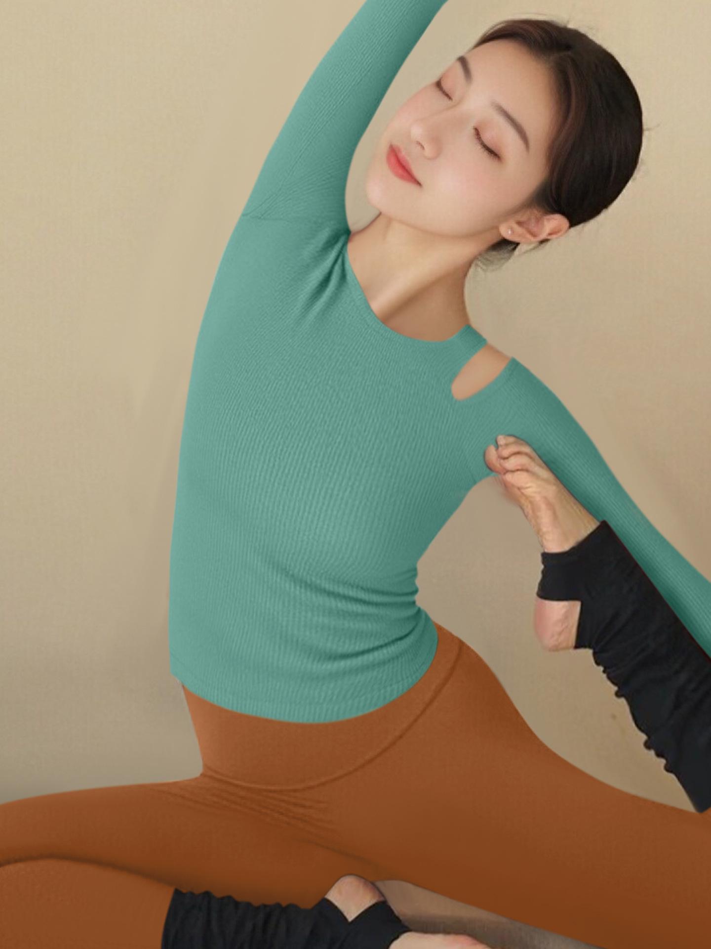 

Stylish Women s Yoga Suit Set for Autumn/Winter – Red Pilates Fitness Top and Training Clothes for Christmas/New Year XL