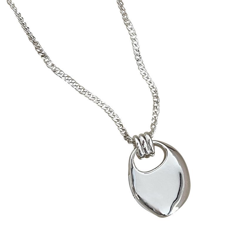 Japanese & Korean Bloggers' Trend: Saddle Bag, Necklace, Light Luxury Niche Sweater Chain, Simple High-End Accessories.