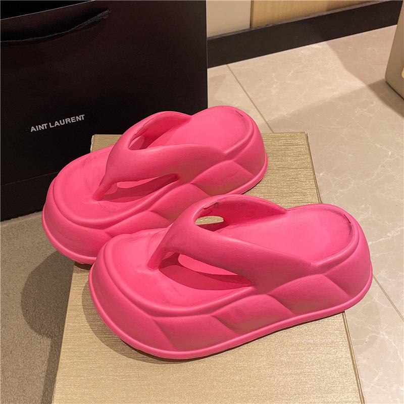 New thick-soled flip-flops women's summer fashion versatile thick-soled beach cool slippers outside