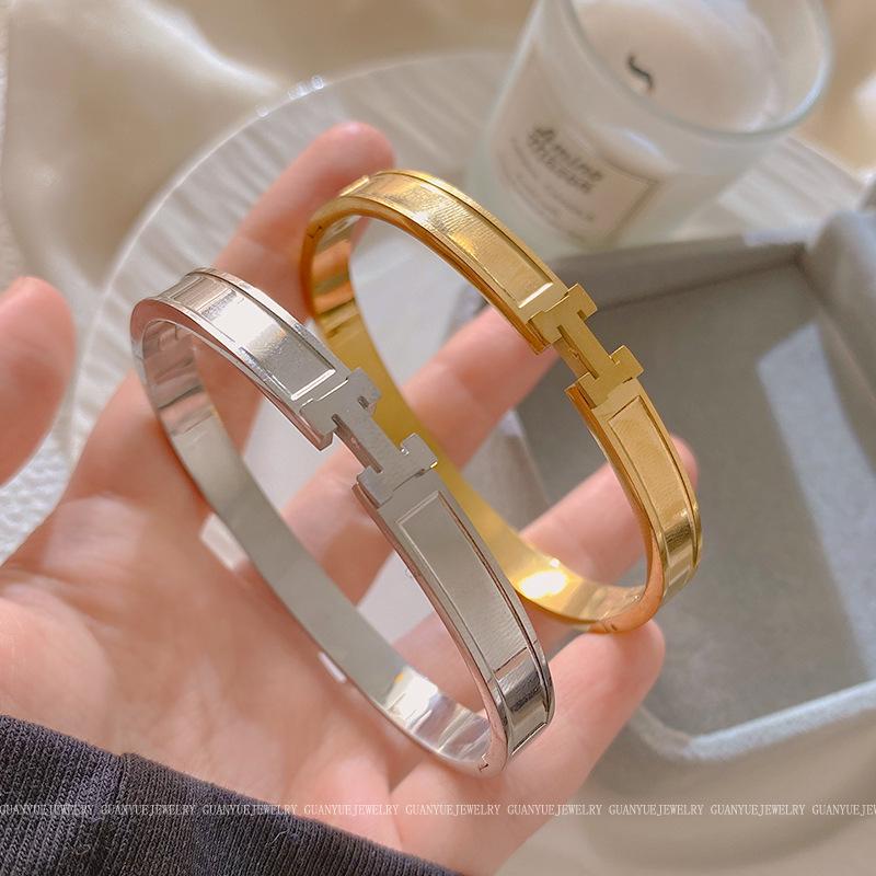 Trendiges europäisches & amerikanisches Buchstaben-Glattarmband - Vielseitiges High-End-Modedesign