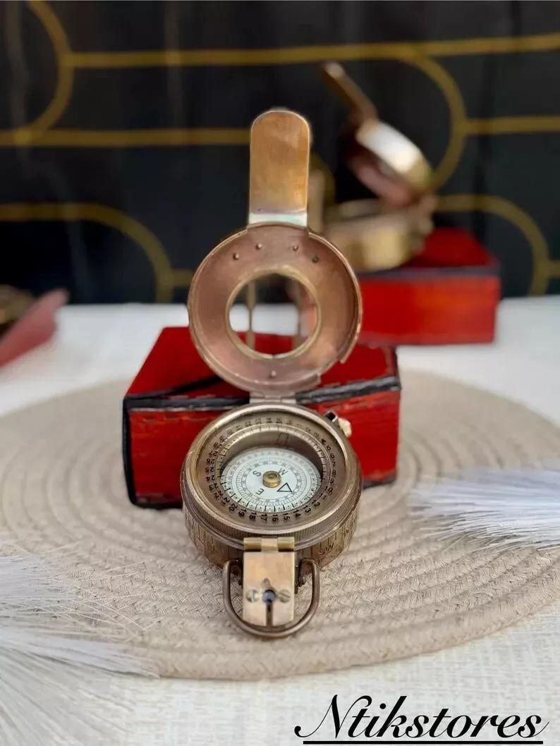 

Vintage Solid Brass WWII Military Pocket Compass with Leather Case коричневий