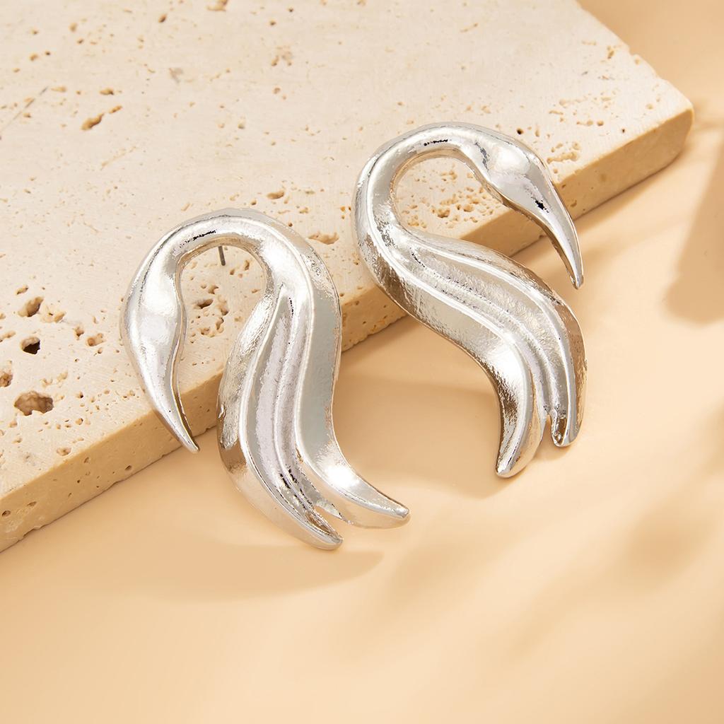 Pleated Three-dimensional Flower Coral Earrings with A Sense of Design, Alloy Ins Glossy Irregular Disc Earrings for Women