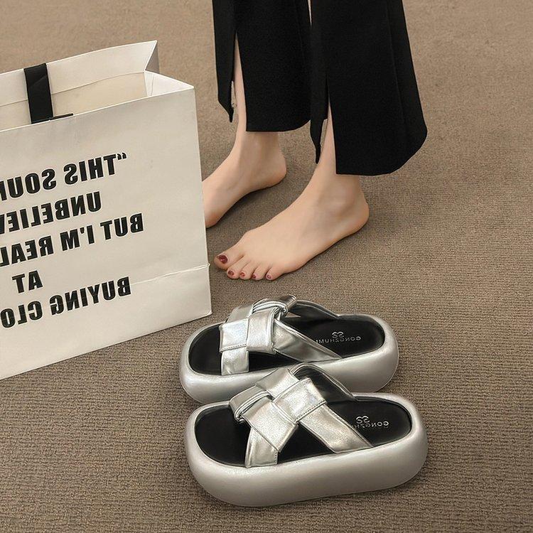 Beautiful thick-soled cool slippers with skirts, women's summer wear fashion and advanced sense 2025 new French beach shoes