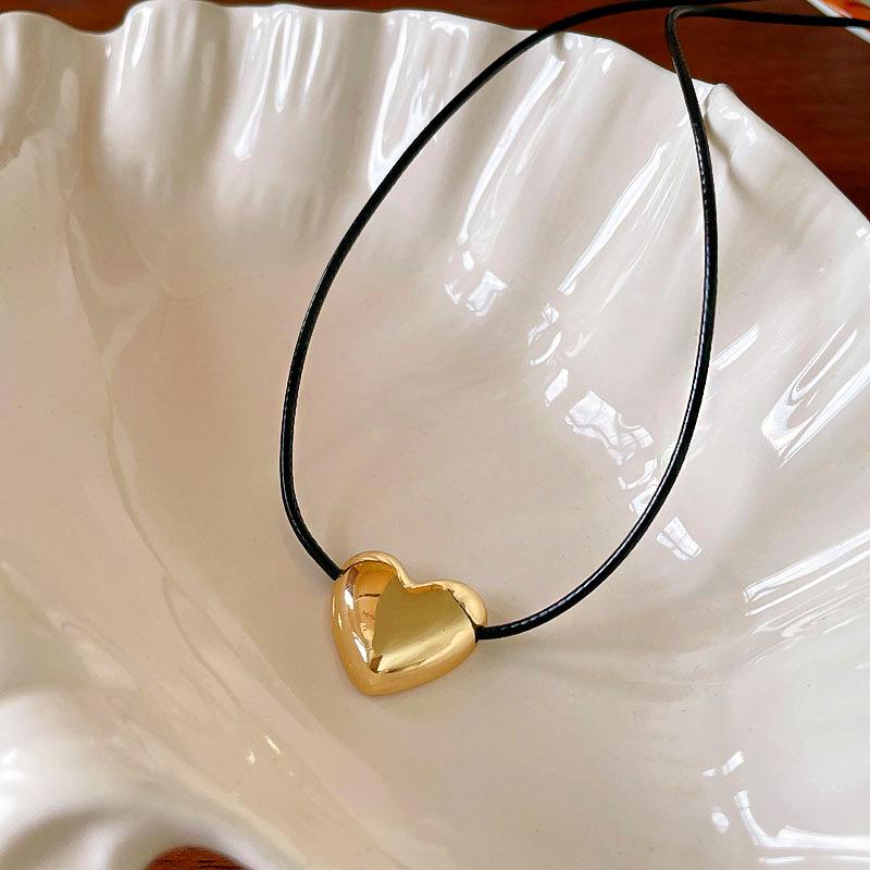 

Gold-Plated Heart Pendant Necklace - Korean Fashion Clavicle Chain, High-End & Versatile Design.
