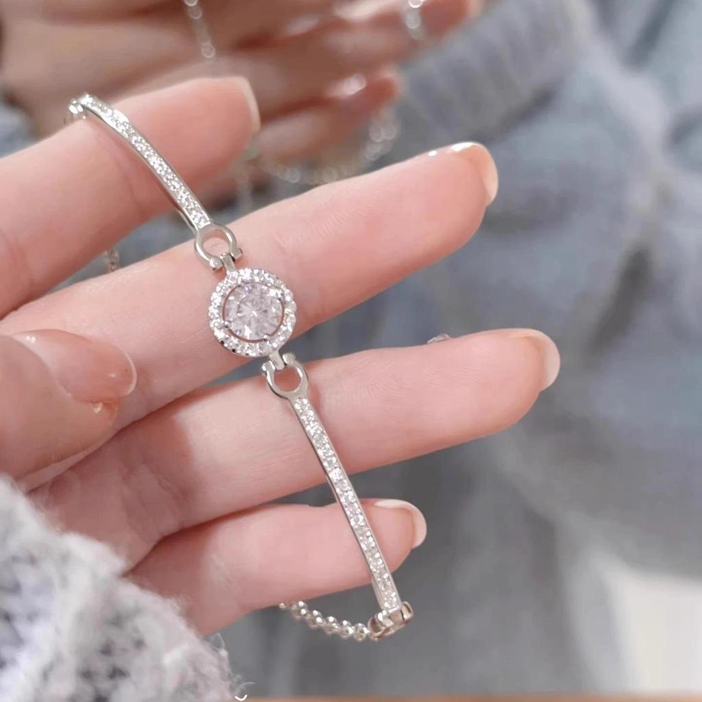 Little Red Book Star Point Diamond Bracelet: Elegant, Chic, and Versatile Accessory for Women