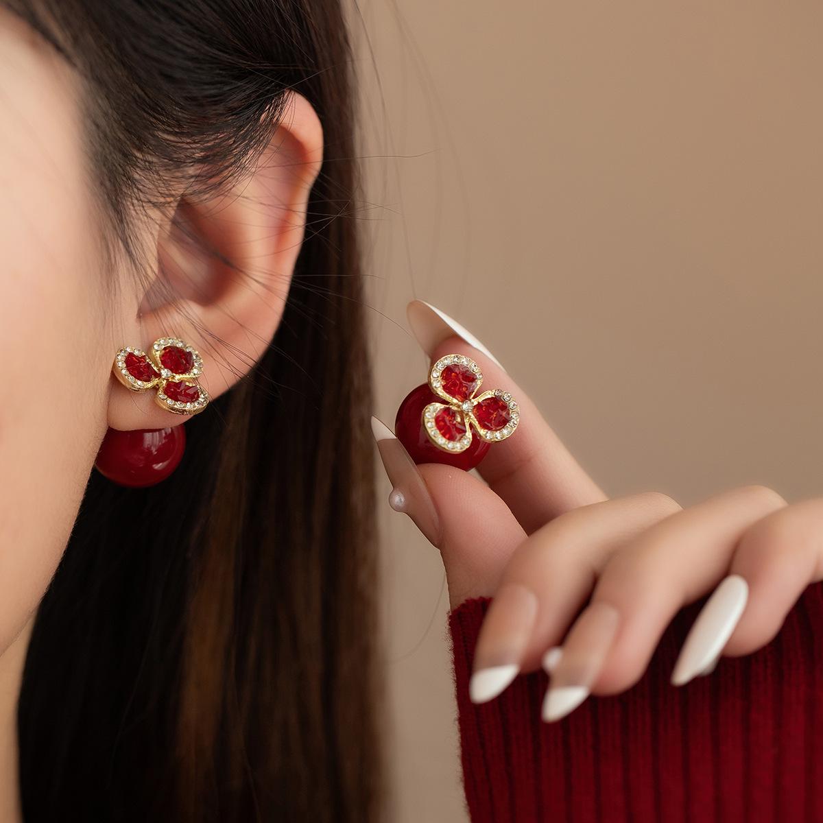 Silver Needle Luxury Pearl Earrings: New Year Red Floral Beads with Diamond Inlay, Elegant Ethnic Two-Way Design. красный