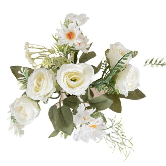 Wunderschöner künstlicher Blumenstrauß aus mehreren Schichten, farbenfroh und dekorativ