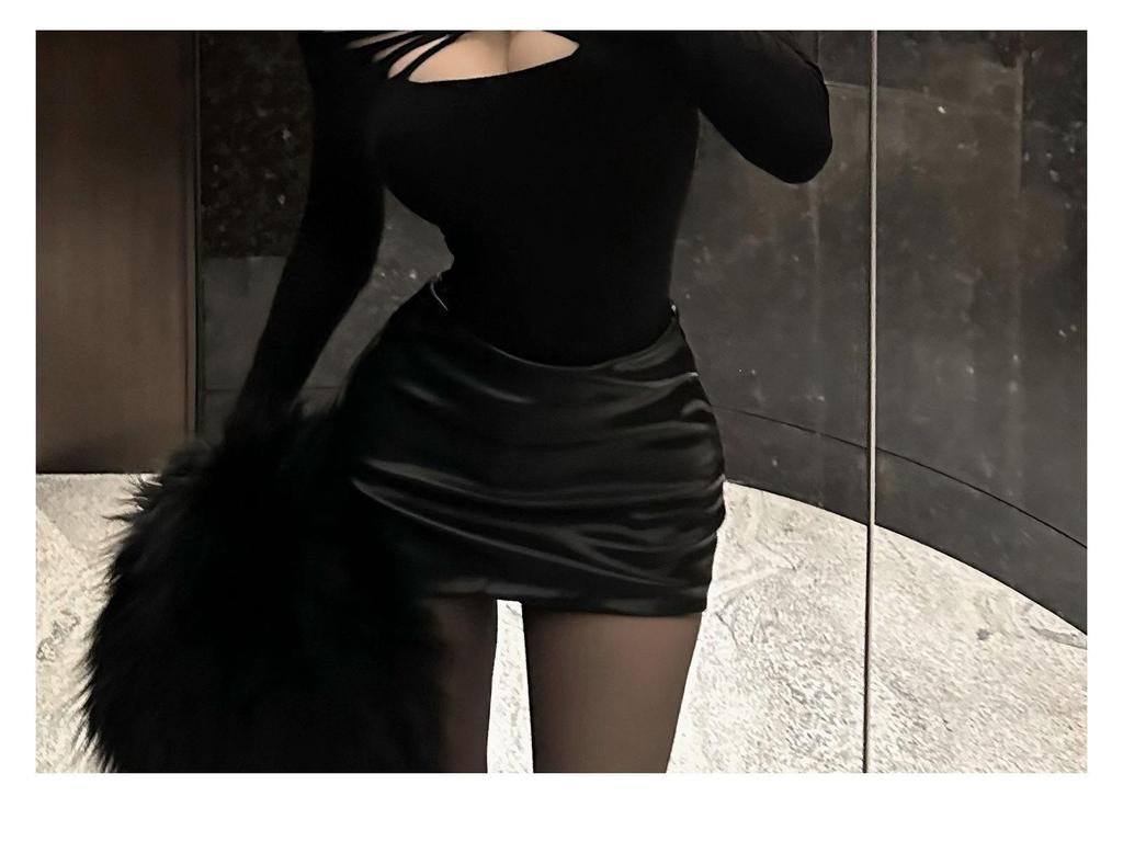 Women's Black Off-the-Shoulder Hollow Long-Sleeve Slim-Fit T-Shirt: Spicy Style, Winter Inner Wear & Waist-Cinching Base Layer.