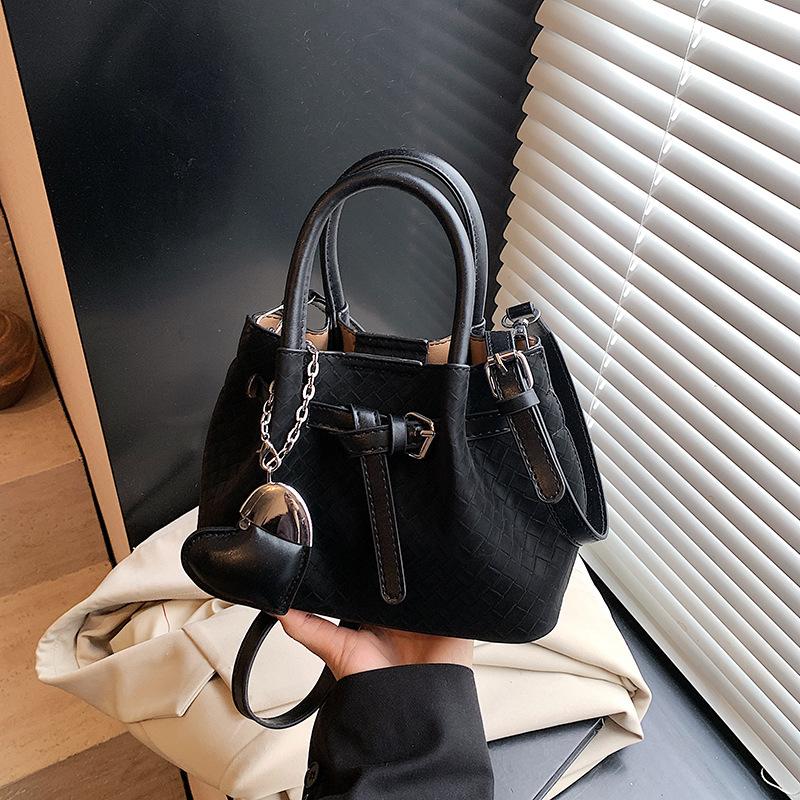 Niche Design Portable Bucket Bag Women's 2025 New Trendy Spring Fashion Personalized Trend Messenger Bag