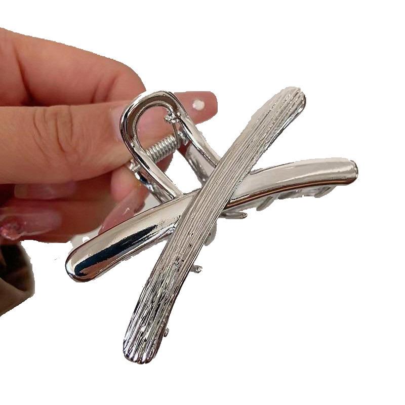 Geometric Sweet Shark Clip: Korean-Style Hair Claw with Auspicious Clouds Design for Chic Updos