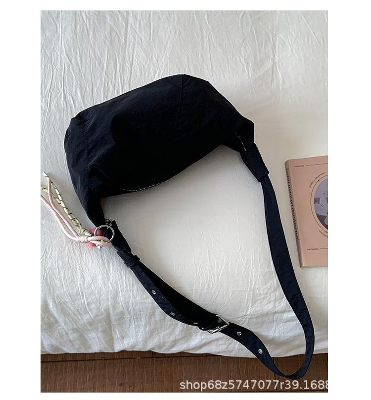 

Simple casual canvas messenger bag women s bag 2025 new Korean version niche design dumpling bag commuter shoulder bag чёрный