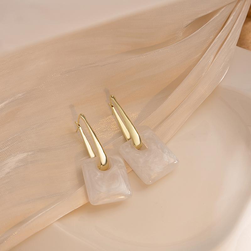 

Сумочка в корейском стиле с квадратными серьгами-подвесками в стиле знаменитостей