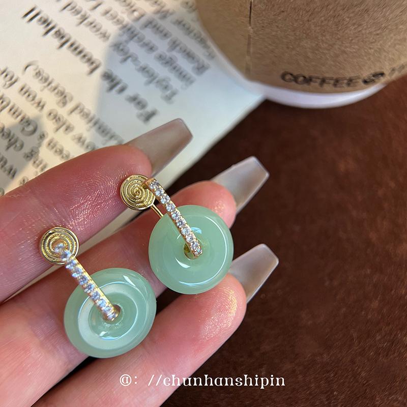Yang Mi earrings, green agate new Chinese earrings, national style, spring and summer new safety buckle earrings, women s