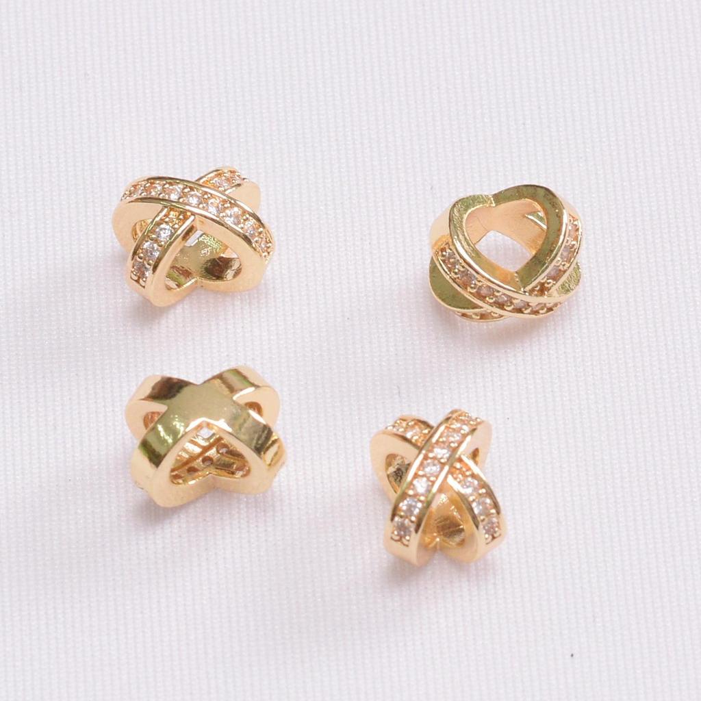 18K Gold Platinierte Farbechte Zirkon Abstandsperlen, Sich kreuzende X-förmige 3D-Accessoires für DIY-Armbänder