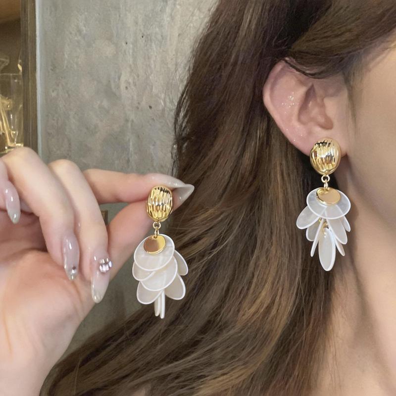 14k Gold Plated Shell Tassel Stud Earrings - Elegant Light Luxury Fashion Accessories for Women