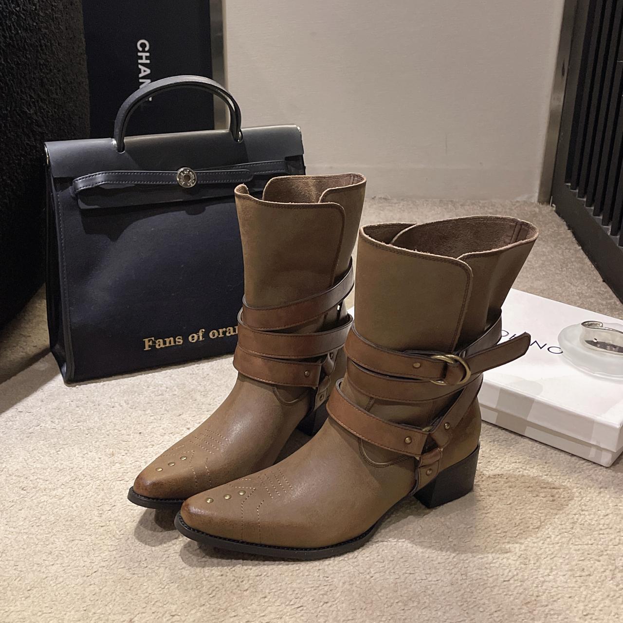 

Новый стиль женские зимние ботильоны с острым носком в западном стиле Женские ботильоны на квадратном каблуке в готическом стиле с ремешком на пряжке Повседневная обувь 42 коричневый