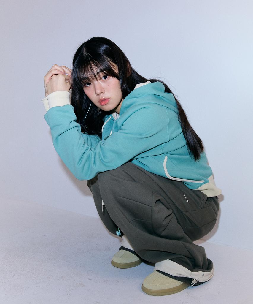 Peulleoti Cut-Line Wide Sweatpants (Khaki)