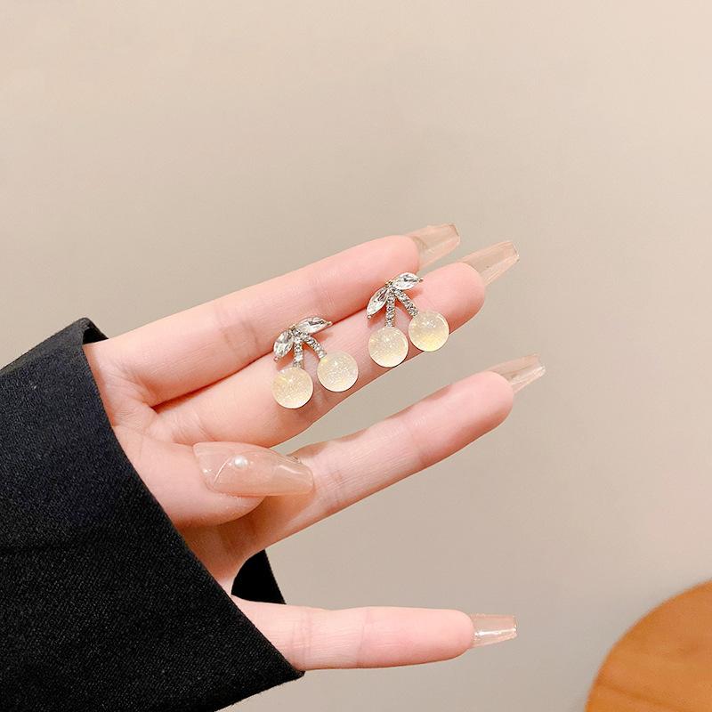BLINGBAY New Women's Earrings Retro Women's Light Luxury High-End Niche Earrings Sweet Temperament Ear Accessories Modern Jewelry Gifts